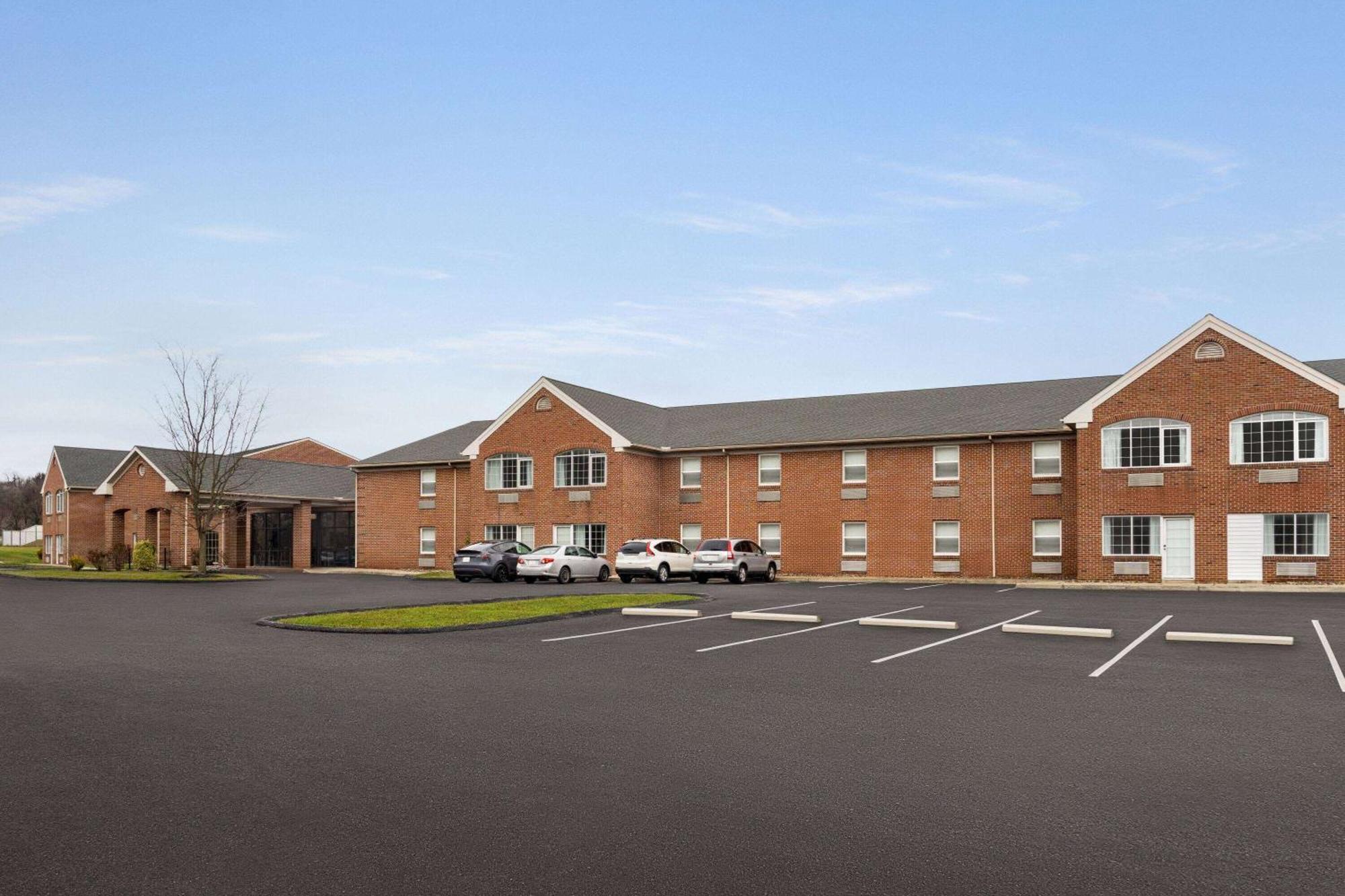 Days Inn & Suites By Wyndham Lancaster Amish Country Mountville Dış mekan fotoğraf